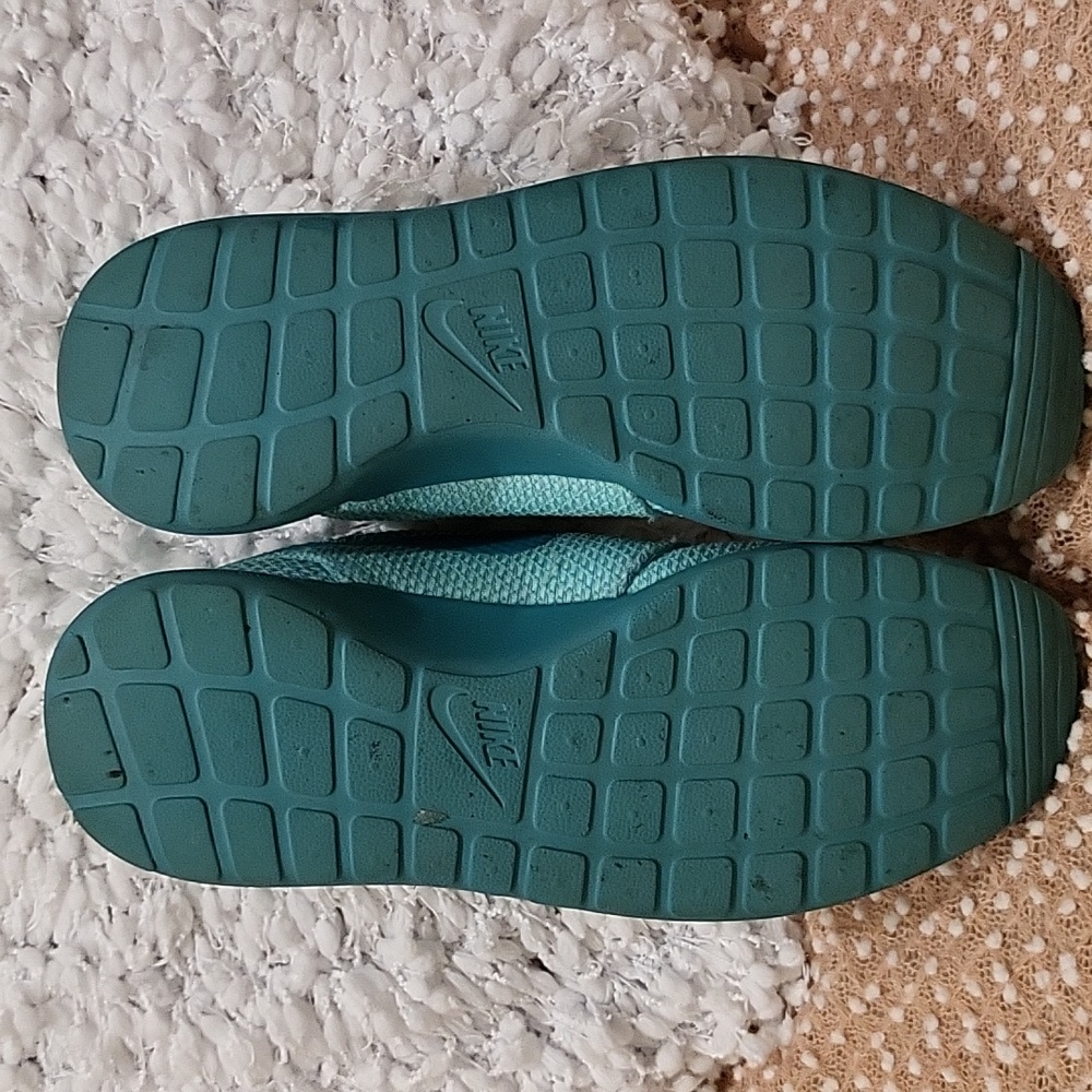 Nike Roshe Sneakers - Picture 4 of 12